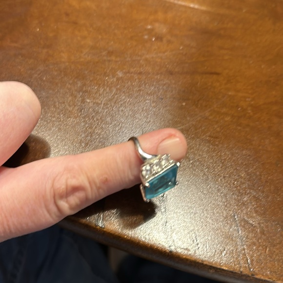 Beautiful women’s ring with turquoise center stone with cz on the side. - Picture 4 of 4